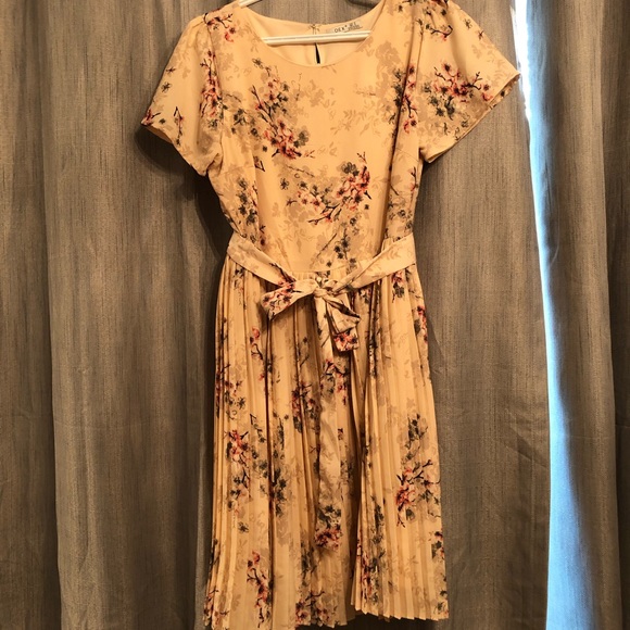 Pretty pink floral dress - Picture 3 of 7